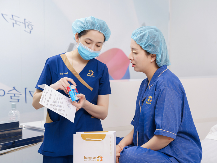 điều dưỡng hướng dẫn khách hàng tự chăm sóc sau cắt mí , giúp mí nhanh hồi phục