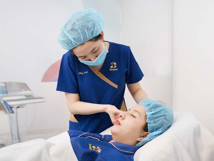 khách hàng chọn Cắt mí Plasma được chăm sóc hậu phẫu tận tình, chăm sóc hậu phẫu năm trong gói dịch vụ