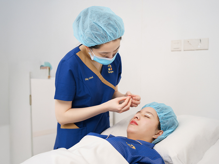 khách hàng được chăm sóc hậu phẫu bài bản sau cắt mí, mí lành nhanh và không có sẹo