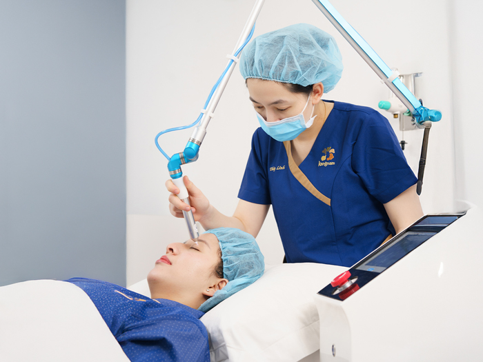 khách hàng được chiếu tia plasma giảm sưng , nhanh lành sau cắt mí