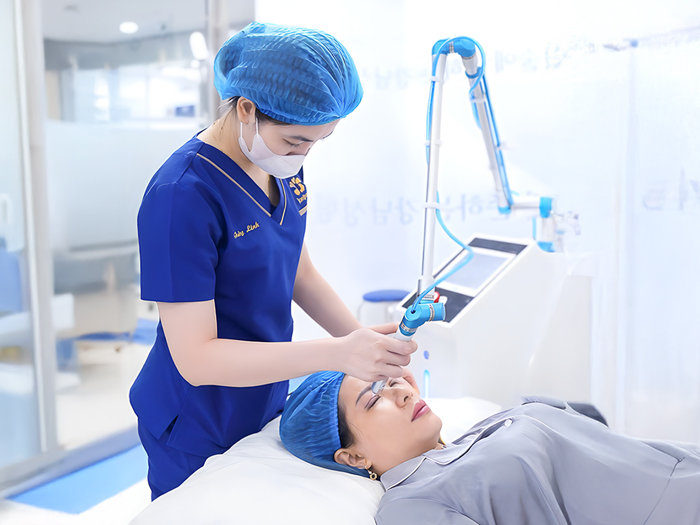 khách hàng được chiếu tia plasma để hồi phục và giảm sưng nhanh sau cắt mí, giúp mí nhanh đều và tự nhiên