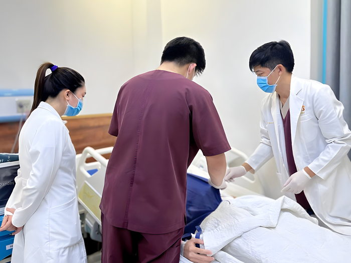 khách hàng được chăm sóc sau hút mỡ, các bác sĩ kiểm tra vết thương