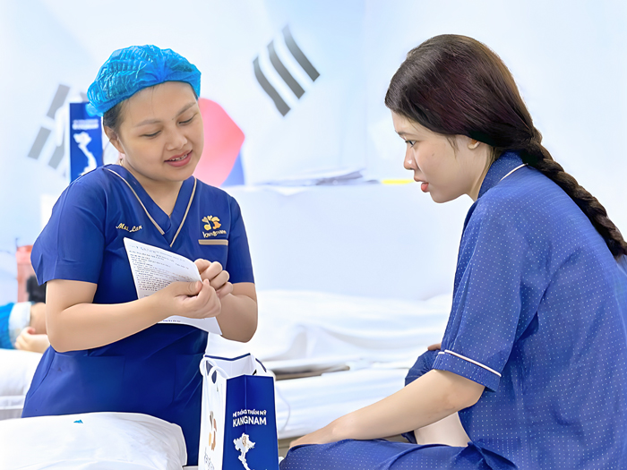 tuân thủ sử dụng thuốc theo hướng dẫn sau khi hút mỡ, khashc hàng đang được điều dưỡng hướng dẫn dùng thuốc và chăm sóc