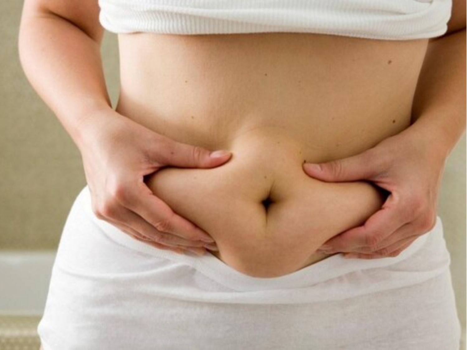 ảnh minh họa mỡ bụng dưới từ dưới rốn đến xương mu, nằm chủ yếu ở lớp dưới da phía trước cơ bụng