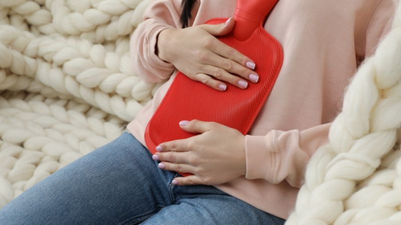 Chườm ấm vùng bụng sau hút mỡ để kích thích lưu thông máu, giúp các vết bầm tím nhanh tan