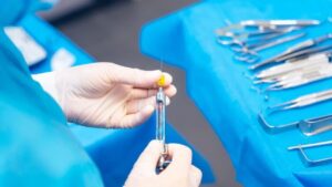 Hút mỡ gây tê có an toàn không? Giải đáp về an toàn, kiểm soát đau và lộ trình hồi phục trong ngày