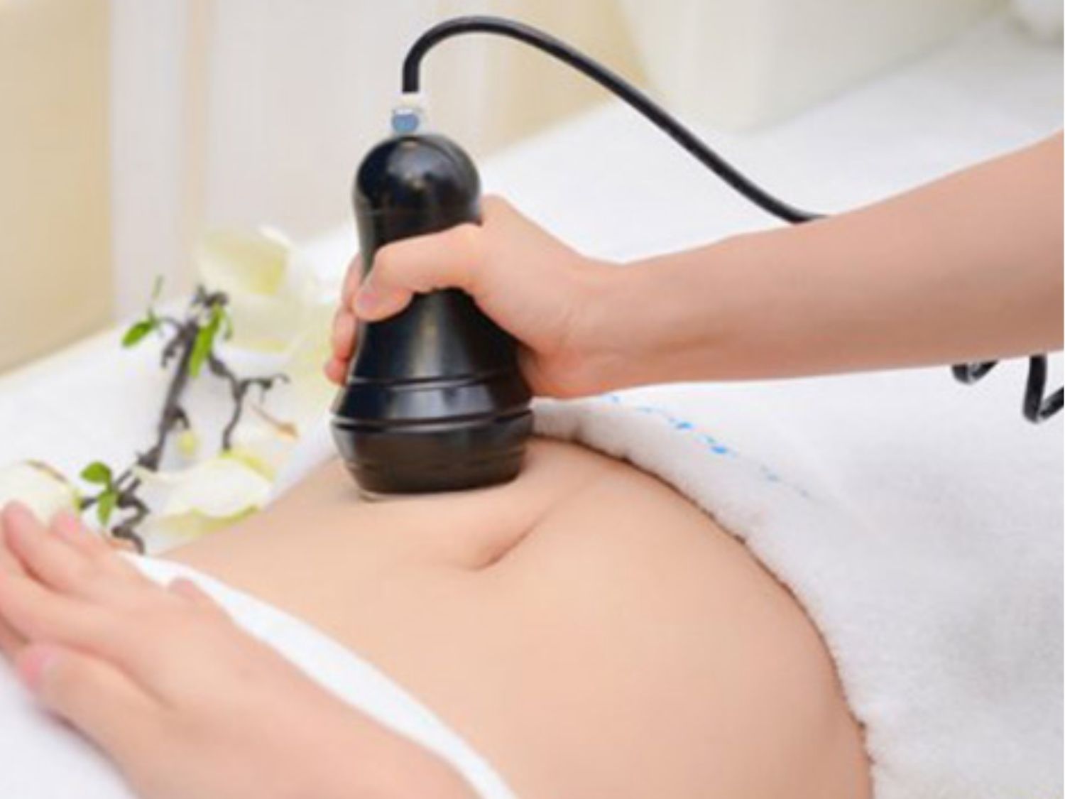 Hút mỡ Laser Lipo sử dụng năng lượng sóng laser để hóa lỏng và loại bỏ mỡ thừa vùng bụng