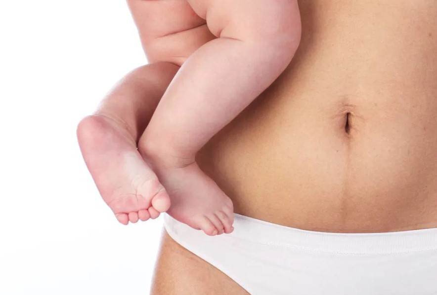 Phụ nữ sau sinh nên cai sữa cho con xong mới thực hiện hút mỡ