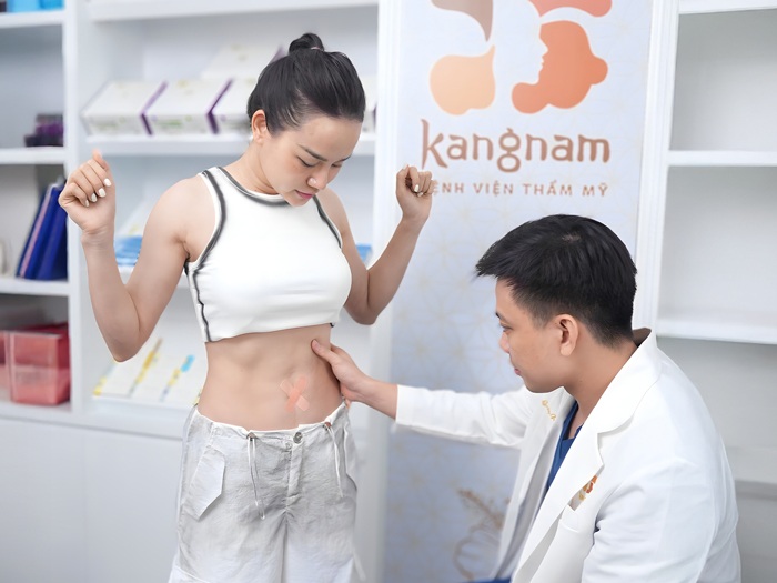 Bác sĩ thăm khám kỹ lưỡng để đưa ra quyết định có tháo gen định hình hay không