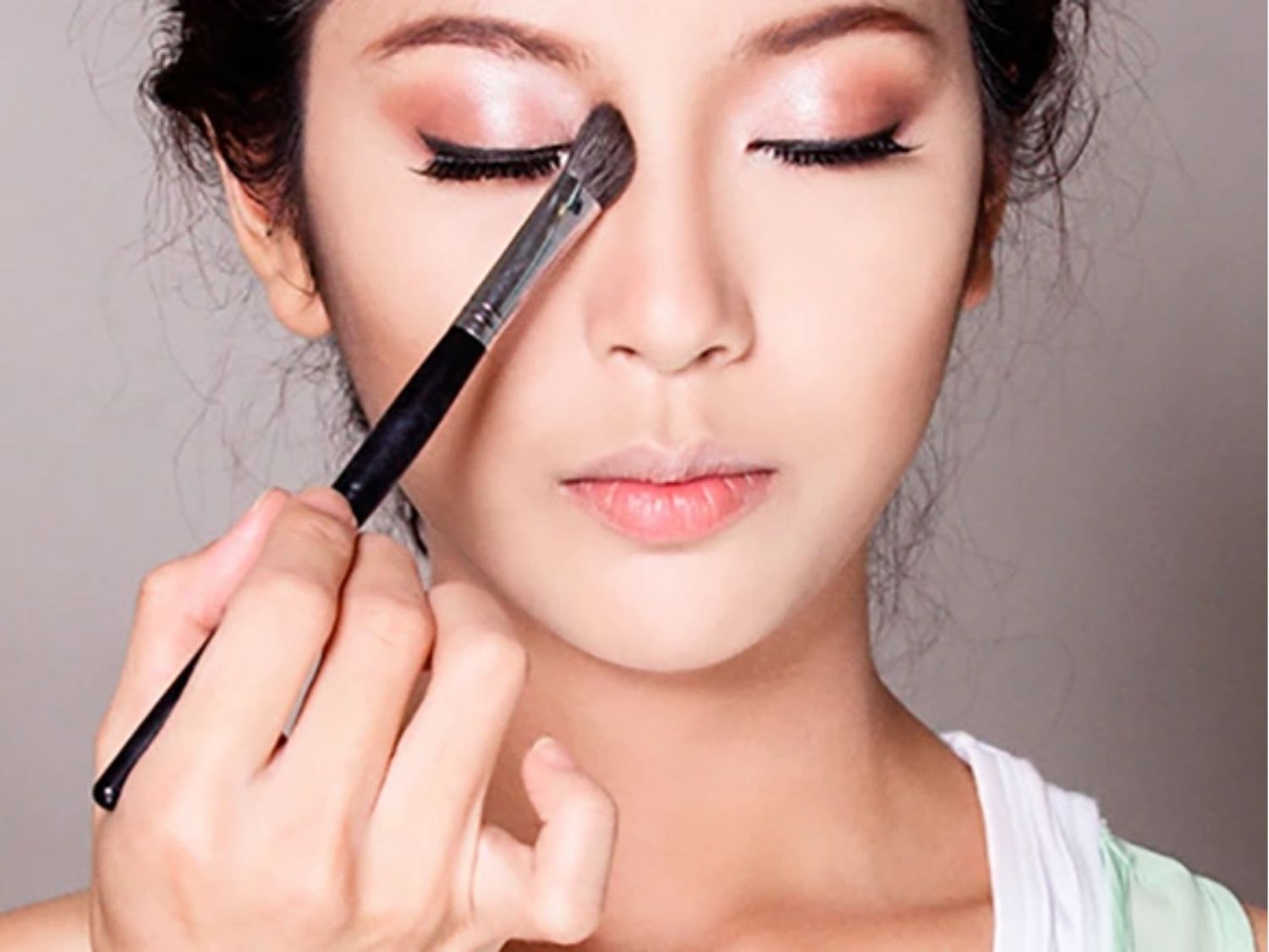 sau nâng mũi 10 ngày có thể trang điểm nhẹ, cần thực hiện thao tác nhẹ nhàng khi trang điểm mũi