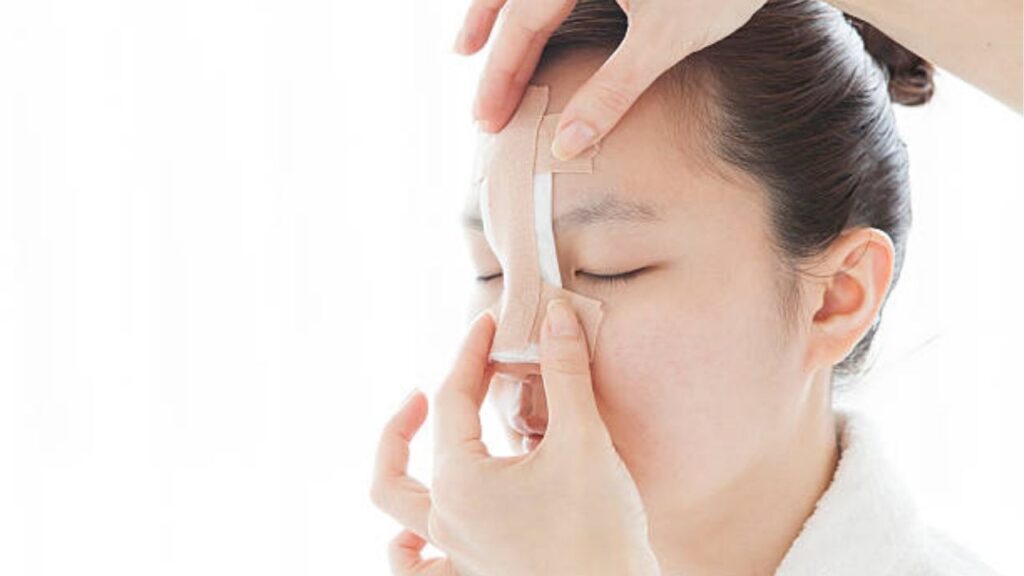 Nâng mũi bị đau nhức có sao không? 5 dấu hiệu cảnh báo biến chứng cần biết