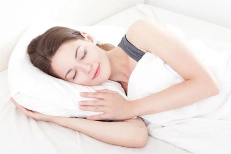 Sinh hoạt bình thường sau nâng mũi có thể nằm nghiêng thoải mái, không cần khiêng khem quá nhiều sau 1 năm