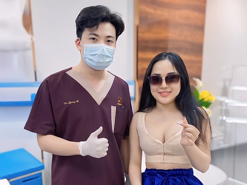 Tái khám để bác sĩ kiểm tra tình trạng túi ngực