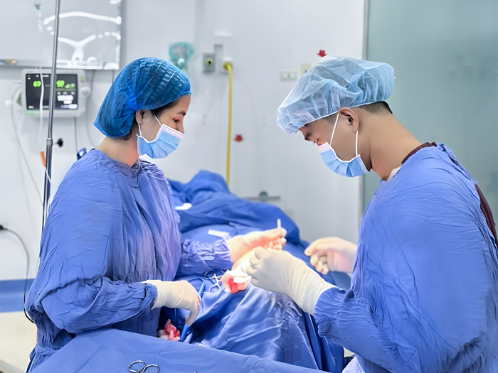 Bác sĩ thực hiện bóc tách tại vùng da dư và mỡ thừa ở mí mắt trên, không làm ảnh hưởng tới thị lực