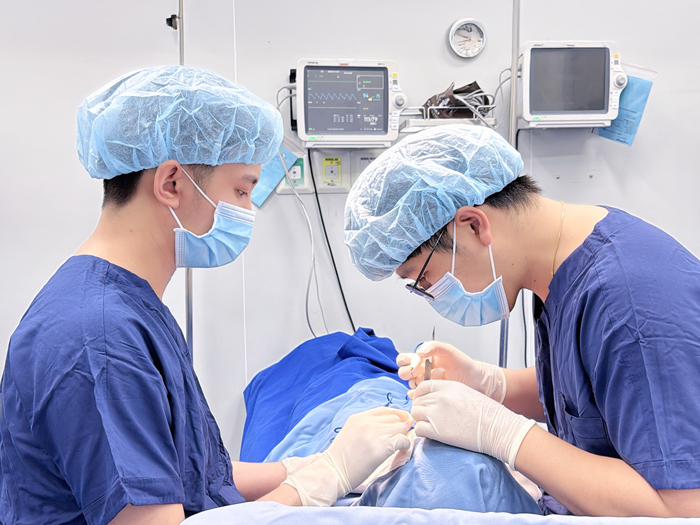 Bác sĩ chuyên khoa thực hiện phẫu thuật cắt mí tại phòng thủ thuật đảm bảo vô trùng