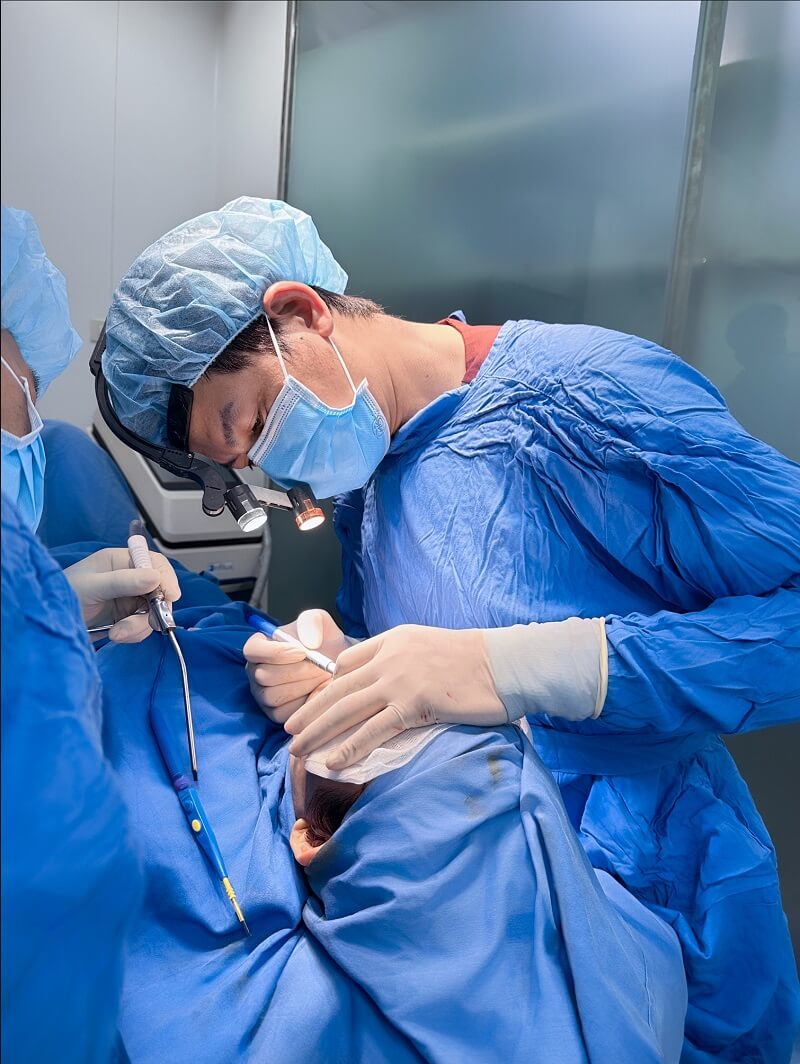 Bác sĩ Henry Nguyễn phẫu thuật nâng mũi cho khách hàng Phương Hằng