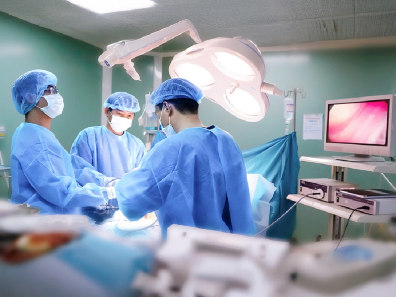 Hệ thống monitor theo dõi chỉ số sinh tồn của khách hàng khi thực hiện hút mỡ gây mê toàn thân.