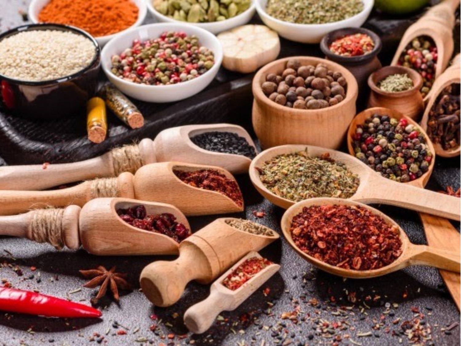 các loại gia vị cay nóng nên kiêng sau khi mới cắt mí vì có thể khiến mí mắt sưng đỏ lâu hơn, chậm lành