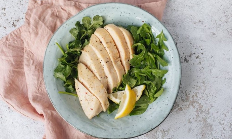 Ưu tiên bổ sung ức gà sau hút mỡ giúp vết thương mau lành mà không gây tích mỡ.