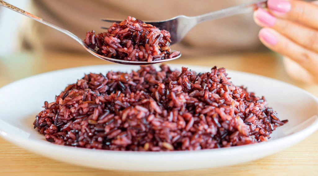 Ưu tiên bổ sung gạo lứt sau hút mỡ để giúp no lâu, hỗ trợ tiêu hóa tốt, vừa ngăn ngừa tích tụ mỡ thừa trở lại