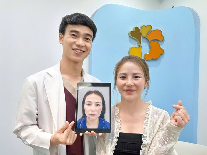 Bác sĩ Louis Trương chụp ảnh cùng khách hàng đến tái khám sau nâng mũi, khách rất hài lòng về kết quả