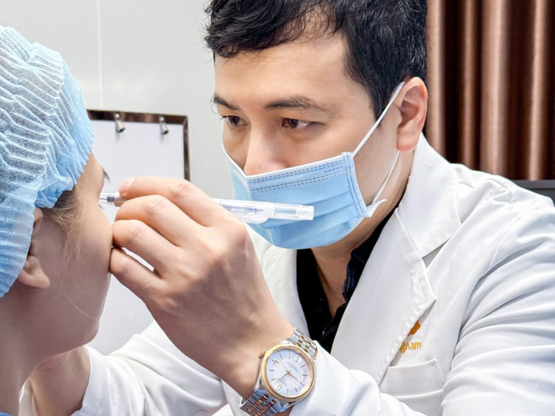 bác sĩ thăm khám dựa trên tỷ lệ gương mặt, mong muốn và cơ địa khách hàng để tư vấn dáng mũi phù hợp nhất