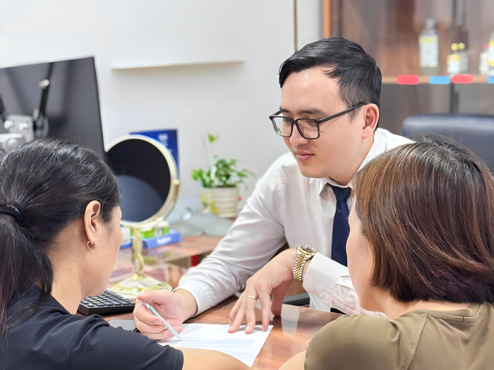 Bác sĩ Kangnam thăm khám cho khách hàng trước khi nâng mũi, đảm bảo sở hữu dáng mũi hợp mặt