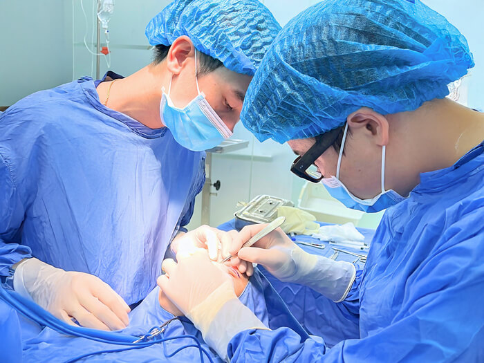 Cắt mí chỉ cần gây tê tại chỗ, khách hàng không cảm thấy đau đớn hay khó chịu