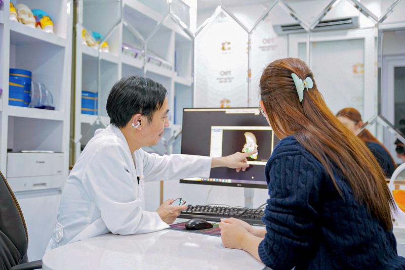 Thiết bị máy móc hiện đại giúp bác sĩ thao tác chính xác đến từng milimet.