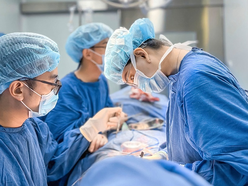 Bác sĩ tại Kangnam sử dụng thiết bị nội soi hiện đại để bóc tách khoang ngực.