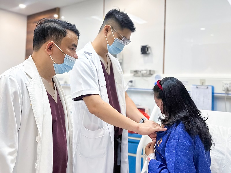 Bác sĩ thăm khám, kiểm tra ngực cho khách hàng