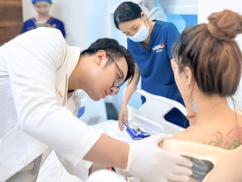 Khách hàng tại Kangnam tái khám để bác sĩ kiểm tra tình trạng ngực