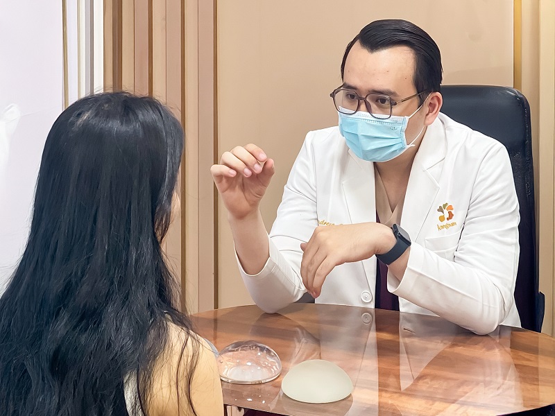  Bác sĩ Kangnam giải thích vị trí đặt túi ngực dưới cơ không ảnh hưởng đến tử cung và buồng trứng.