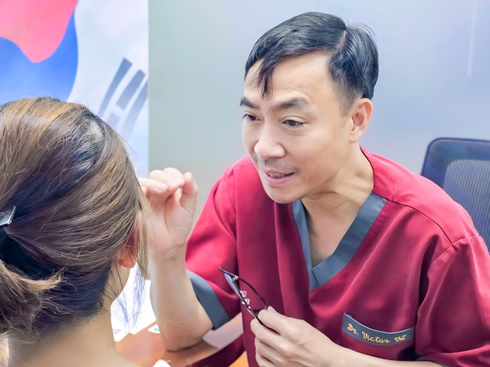 Bác sĩ thăm khám, đánh giá cấu trúc gương mặt và tư vấn phương pháp phù hợp