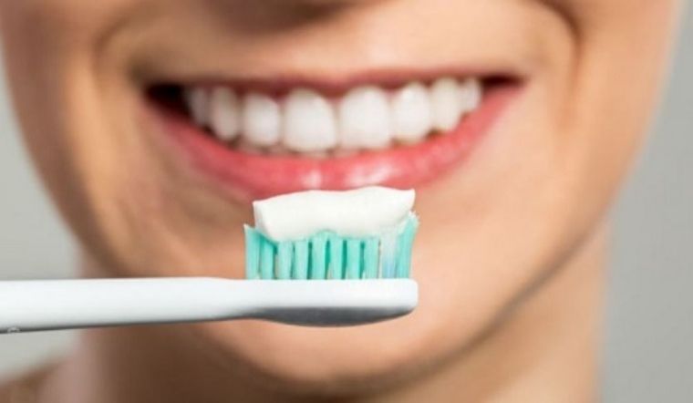 Nguy cơ bung chi khâu nếu dùng bàn chải quá sớm