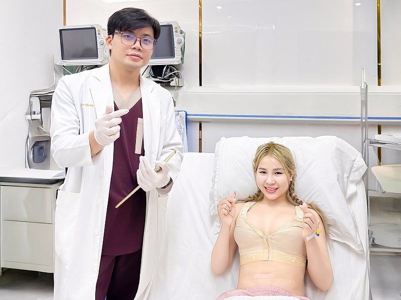 Mặc áo định hình đúng cách giúp giảm đau khi vận động và giữ form túi ổn định.