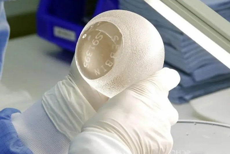 Thử nghiệm độ đàn hồi của túi Sebbin (bóp nhẹ túi) để thấy sự linh hoạt.