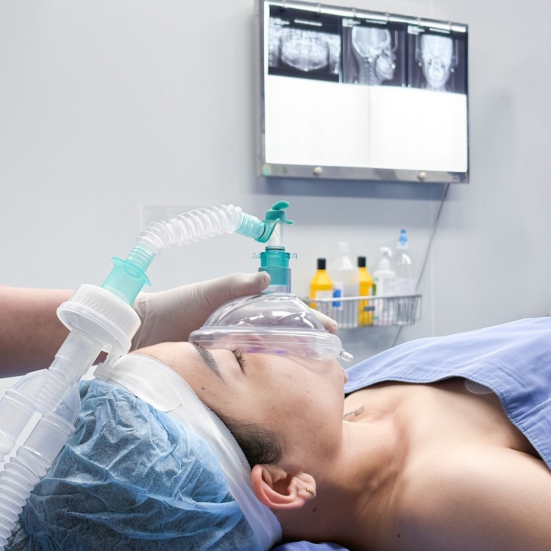 Khách hàng được theo dõi gây mê trong suốt quá trình phẫu thuật