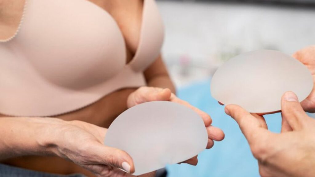 Giá nâng ngực đặt túi dưới cơ bao nhiêu? Bảng giá trọn gói 2026