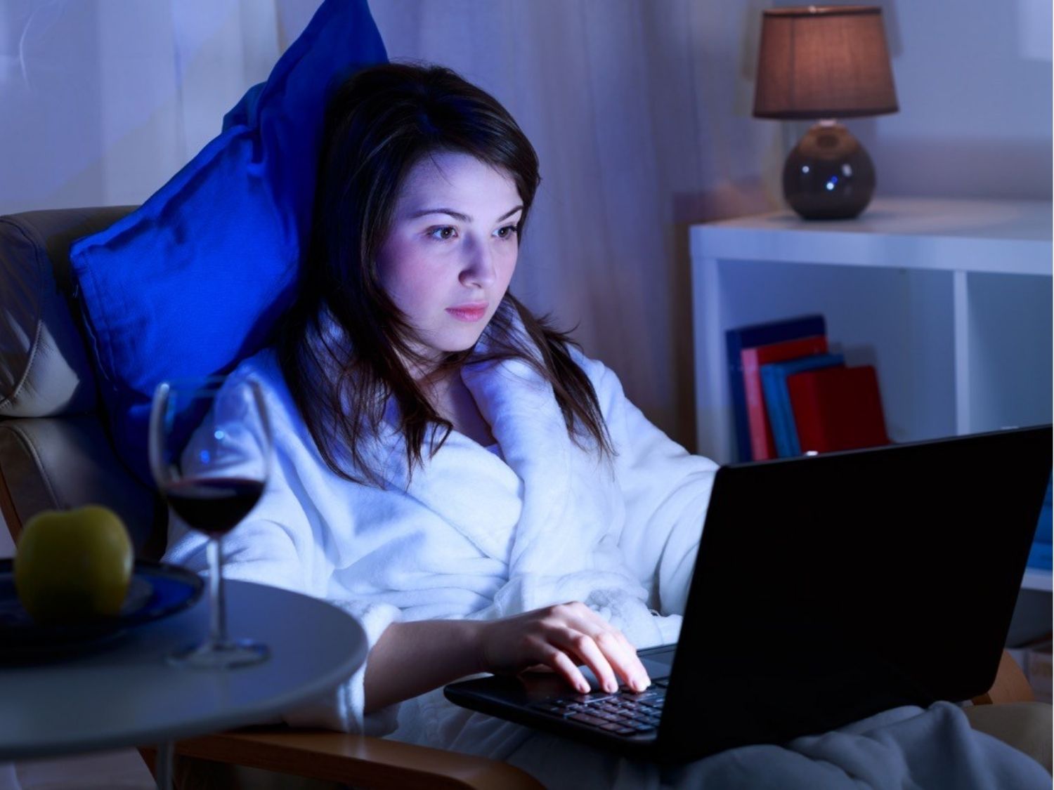 thức khuya sau hút mỡ khiến mỡ tích tụ lại