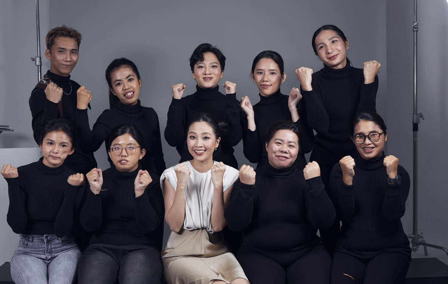 Thử thách chụp bộ hình “Đối diện rực rỡ” cùng MC Liêu Hà Trinh trước khi bắt đầu hành trình phẫu thuật thẩm mỹ