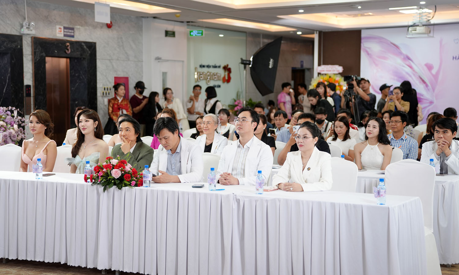 Các khách mời, chuyên gia trong buổi họp báo