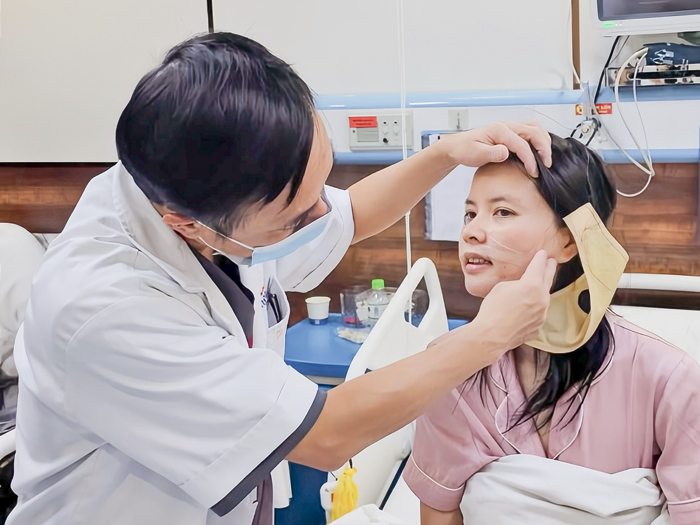 bác sĩ hướng dẫn cách chăm sóc và thăm khám cho khách sau trượt cằm tại Kangnam