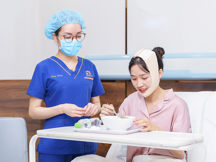 khách hàng tại kangnam được cung cấp bữa ăn dinh dưỡng phù hợp sau gọt hàm