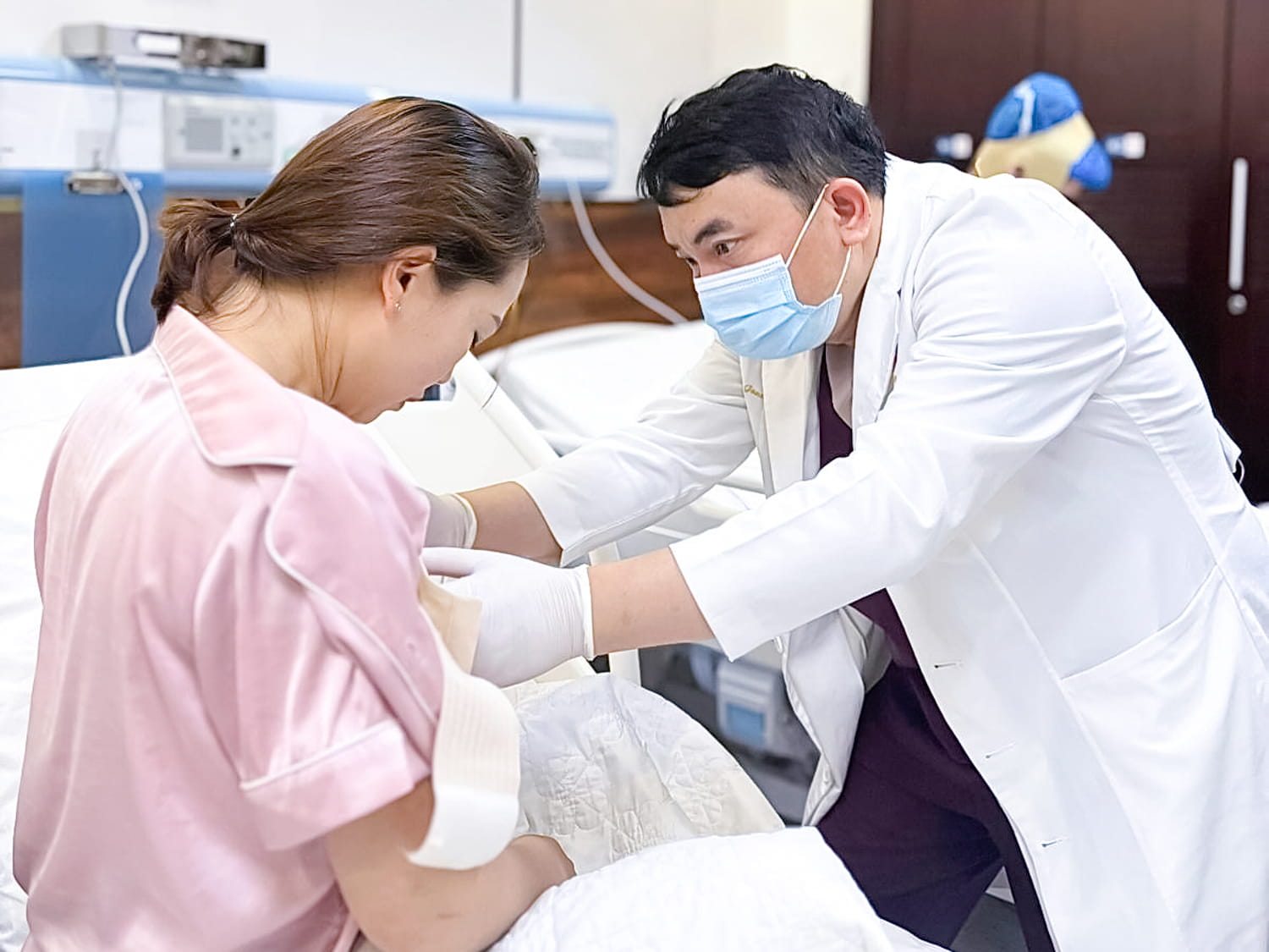 ngực chỉ sưng sau phẫu thuật khoảng 1-2 tuần, khách hàng được chăm sóc tỉ mỉ