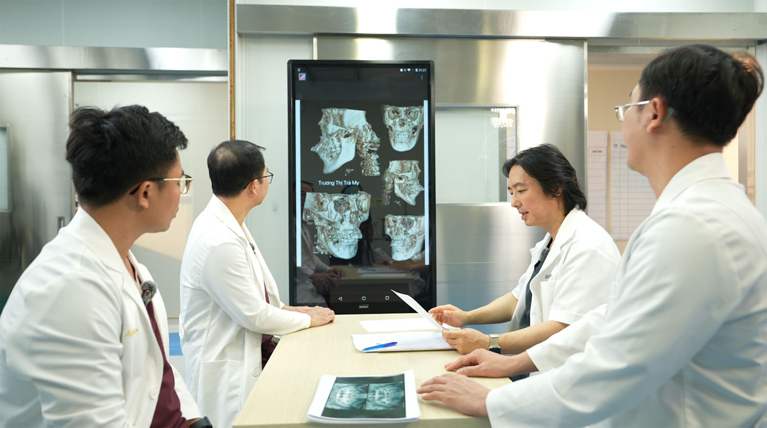 Ekip bác sĩ hội chẩn cho Trà My