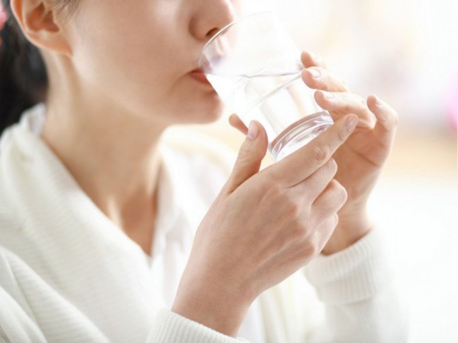 uống nhiều nước sau hút mỡ để cơ thể hồi phục nhanh và giảm đau