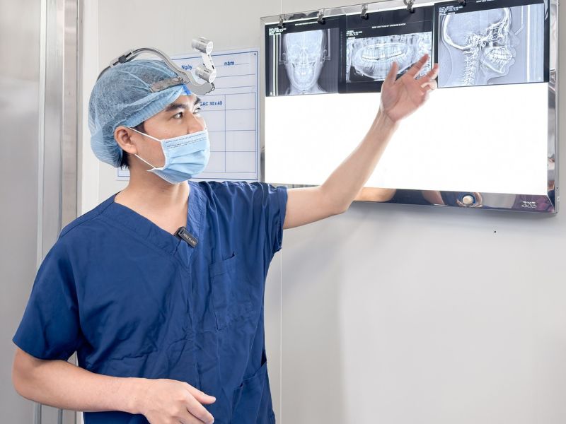 Phim chụp X-quang giúp bác sĩ phân tích tỉ lệ xương hàm.