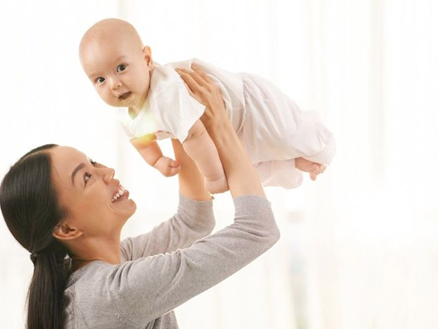 hạn chế bế trẻ nhỏ hoặc nâng vật nặng sau nâng ngực