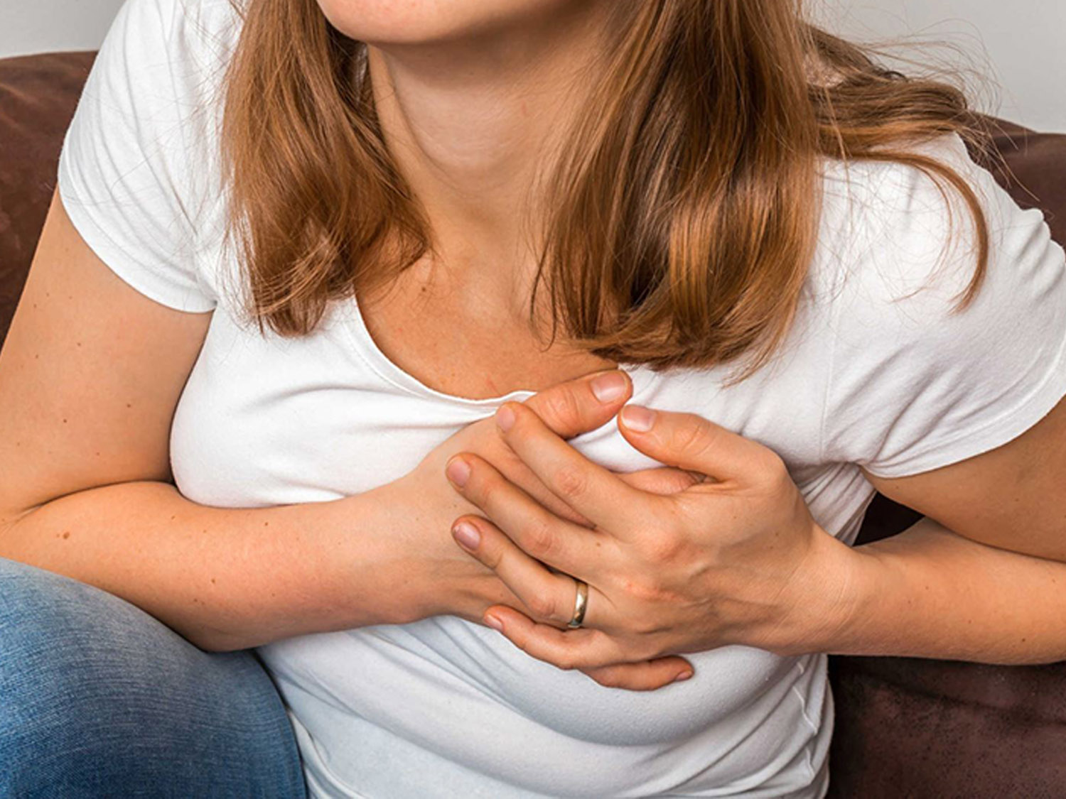 ngực đau nhói cần thăm khám ngay sau nâng ngực để bác sĩ kiểm tra